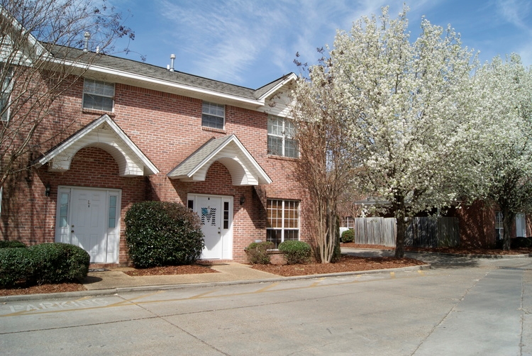 Sherwood Apartments & Town Houses in Starkville, MS - Building Photo