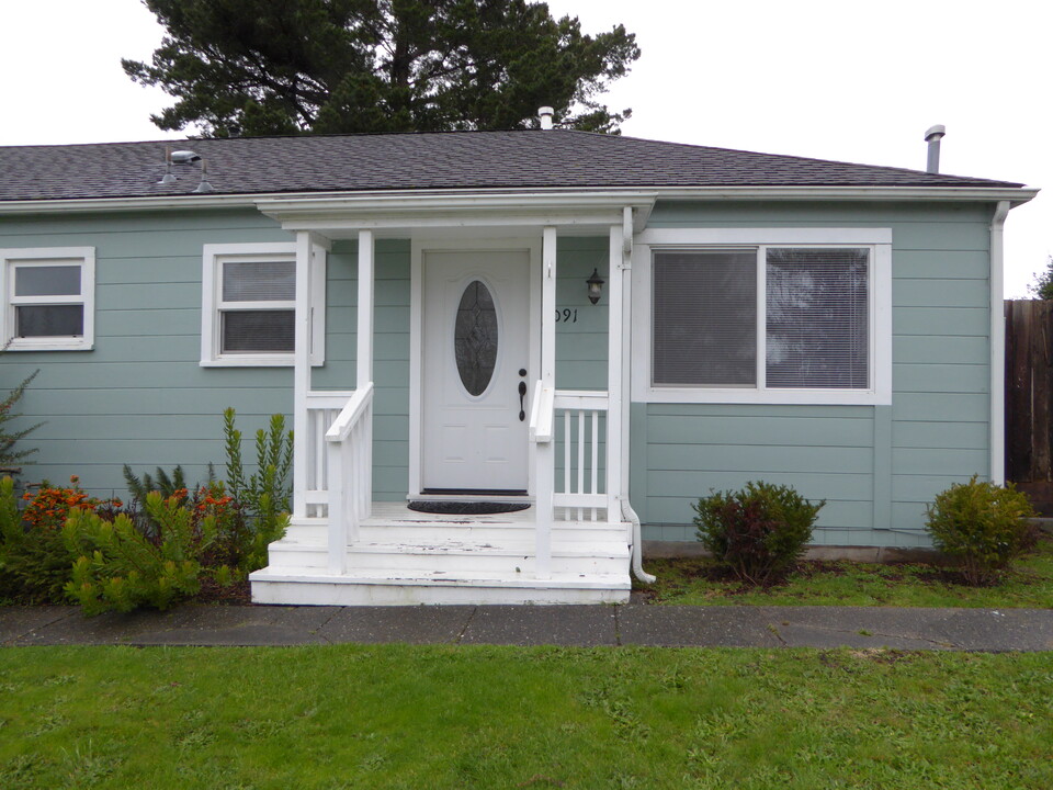 6091 Humboldt Hill Rd in Eureka, CA - Building Photo