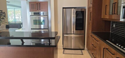 700 W 47th St in Miami Beach, FL - Building Photo - Building Photo