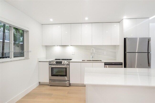 17103 N Bay Rd in Sunny Isles Beach, FL - Building Photo - Building Photo
