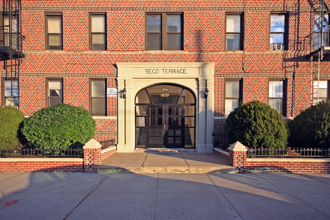 Seco Terrace in Brooklyn, NY - Foto de edificio - Building Photo