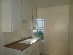 14207 Sylvan St-Unit -1 in Los Angeles, CA - Foto de edificio - Building Photo