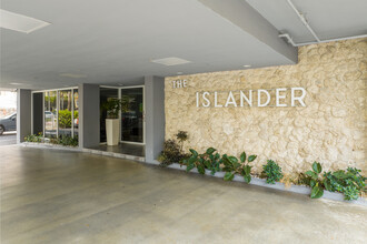 Islander Condominium in Miami Beach, FL - Building Photo - Building Photo