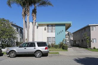 2304 S Carmelina Ave in Los Angeles, CA - Building Photo - Building Photo