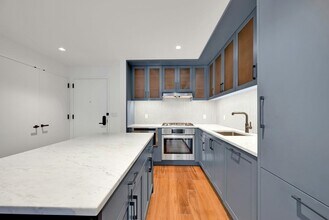 2 Shore Ln in Jersey City, NJ - Building Photo - Building Photo