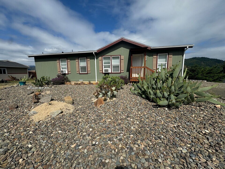 382 Clark St in Myrtle Creek, OR - Building Photo