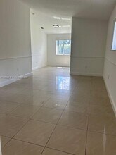 925 NE 34th Ave in Homestead, FL - Building Photo - Building Photo