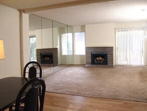 21500 Califa St, Unit 96 in Woodland Hills, CA - Foto de edificio - Building Photo