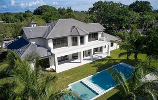 11200 SW 60th Ave in Pinecrest, FL - Building Photo