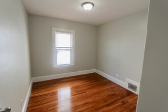 34 Russell St, Unit 2 in Malden, MA - Foto de edificio - Building Photo