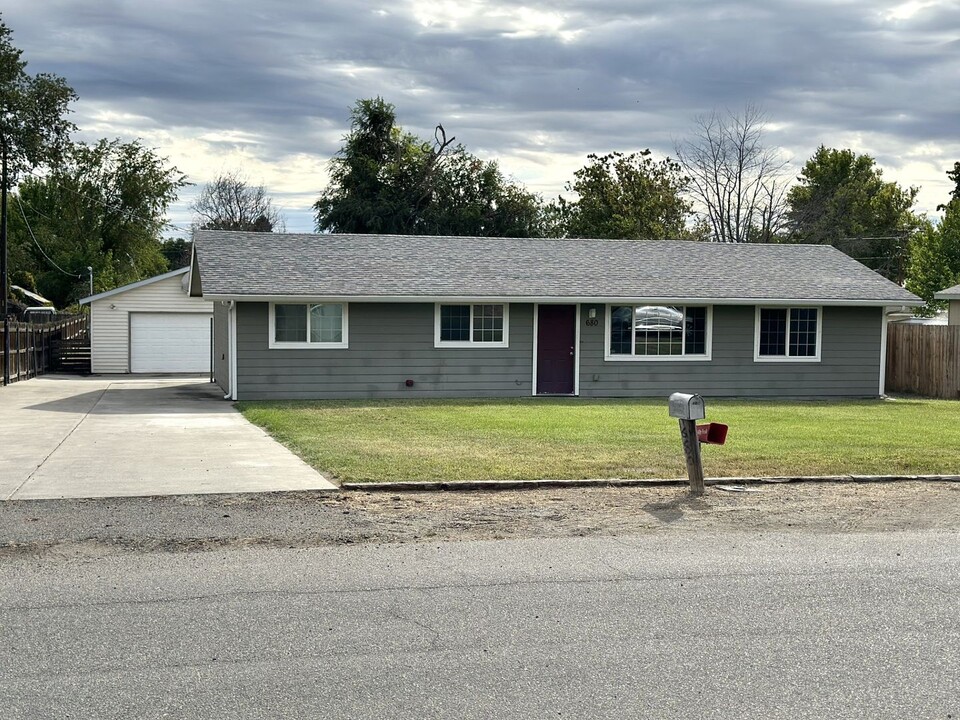 680 S 41st Ave in West Richland, WA - Building Photo