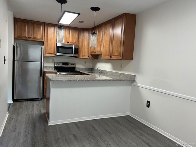 1006 Holly Walk in Poughkeepsie, NY - Building Photo - Building Photo