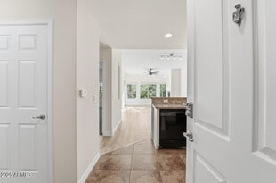 5350 E Deer Valley Dr in Phoenix, AZ - Building Photo