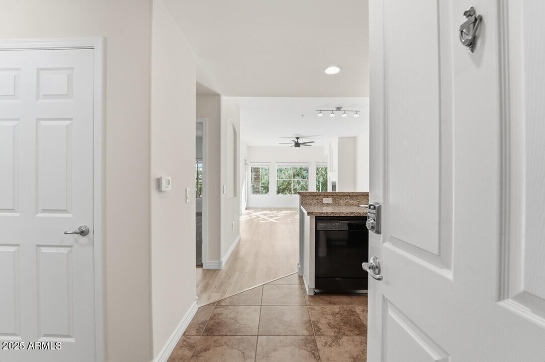 5350 E Deer Valley Dr in Phoenix, AZ - Building Photo