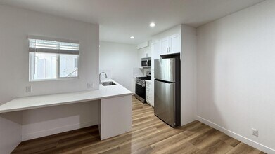 3630 Midvale Ave in Los Angeles, CA - Foto de edificio - Building Photo