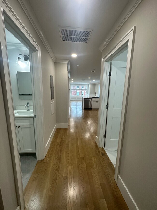 26 Arlington St, Unit 1 in Boston, MA - Building Photo - Building Photo