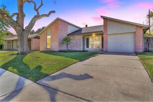 1014 Woodbridge Ave in Pearland, TX - Building Photo