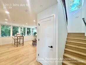 12013 36th Ave NE in Seattle, WA - Foto de edificio - Building Photo