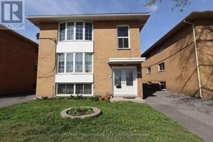 976 St. Laurent Blvd in Ottawa, ON - Building Photo