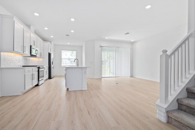 4645 Ancona Way in Wesley Chapel, FL - Foto de edificio - Building Photo
