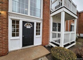 2445 Torquay Ave, Unit 107 in Royal Oak, MI - Building Photo