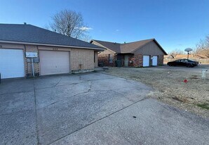 242 Barrett Pl in Edmond, OK - Building Photo
