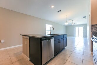 6983 KIng Creek Dr in Sun City Center, FL - Foto de edificio - Building Photo