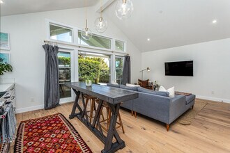 727 Sonrisa St in Solana Beach, CA - Building Photo - Building Photo