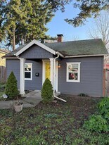 8820 N Endicott Ave in Portland, OR - Building Photo