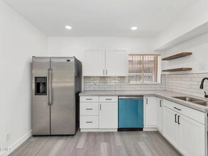 353 E Thomas Rd, Unit C104 in Phoenix, AZ - Building Photo - Building Photo