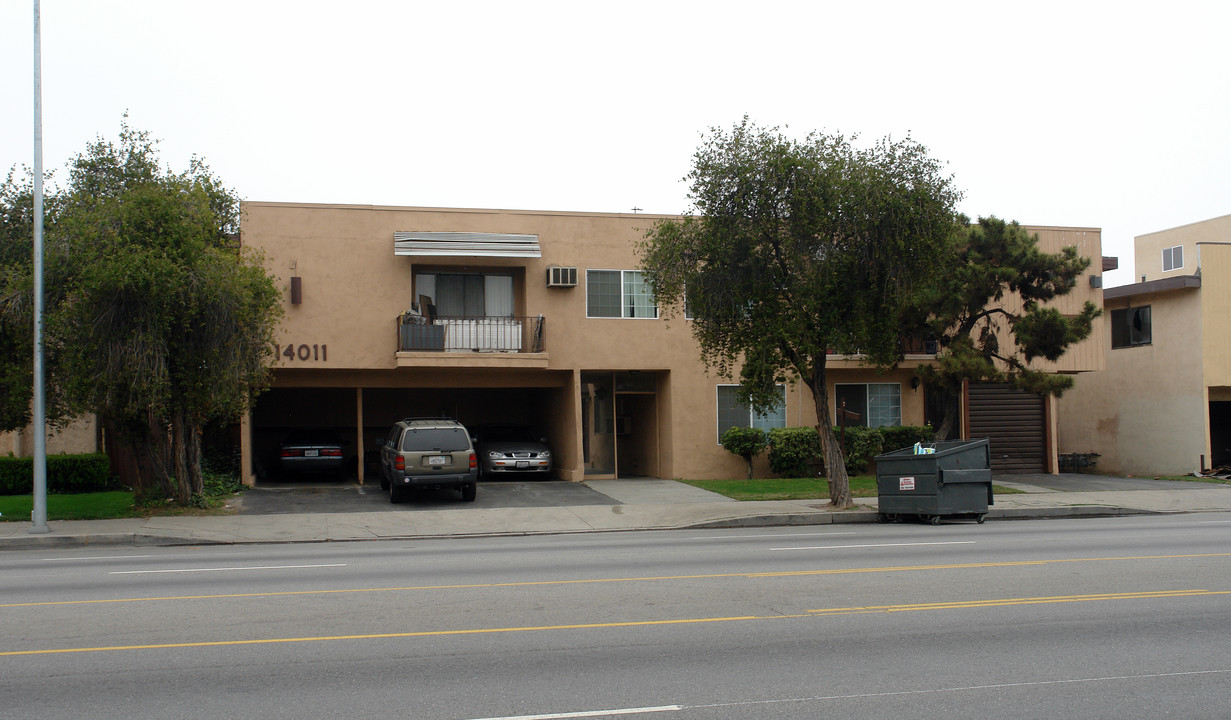 14011 Sherman Way in Van Nuys, CA - Building Photo