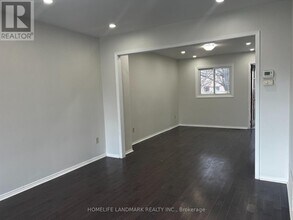 585 Yorkminster Crescent in Mississauga, ON - Building Photo - Building Photo