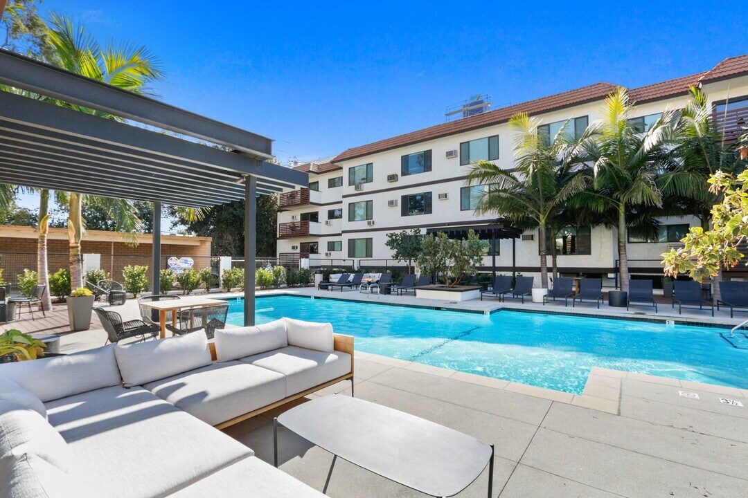 Sepulveda West Apartments in Los Angeles, CA - Building Photo