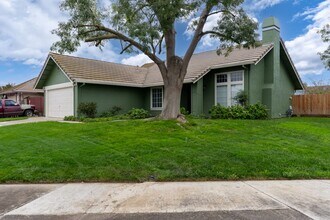 101 Citrus Ave in Los Banos, CA - Building Photo - Building Photo