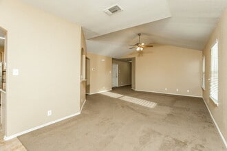 135 Woodstone Loop in Cibolo, TX - Building Photo - Building Photo