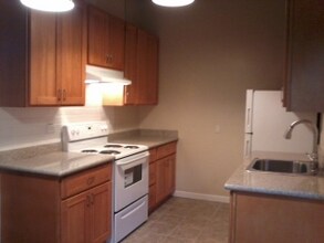 831 Palm Ave in Redwood City, CA - Building Photo - Building Photo