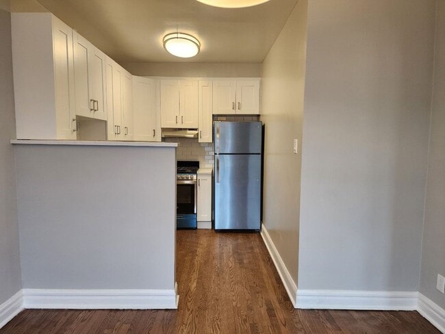 property at 1601 W Thome Ave