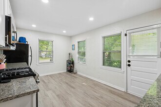 2821 S Hills Ave in Fort Worth, TX - Foto de edificio - Building Photo