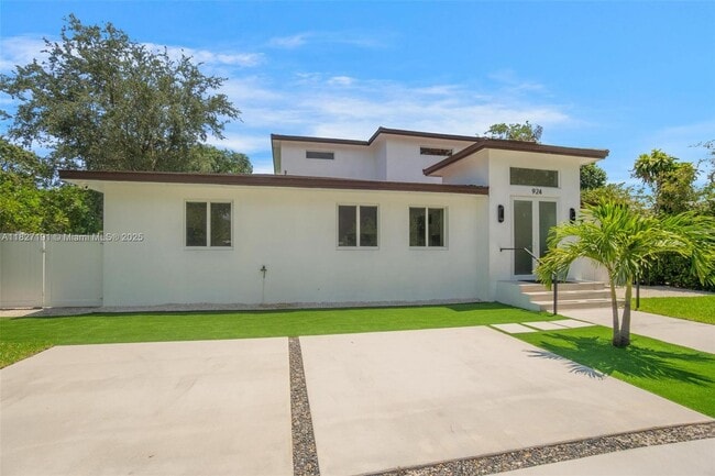 924 NE 109th St in Biscayne Park, FL - Building Photo - Building Photo