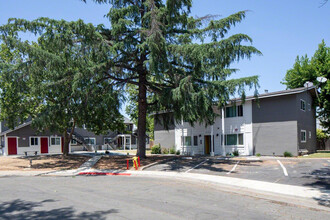 Azul Apartments in Sacramento, CA - Foto de edificio - Building Photo