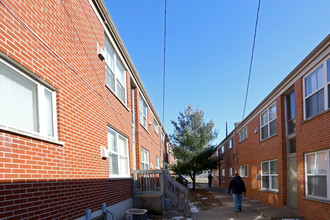 Glen Trails East Apartments in St. Louis, MO - Building Photo - Building Photo