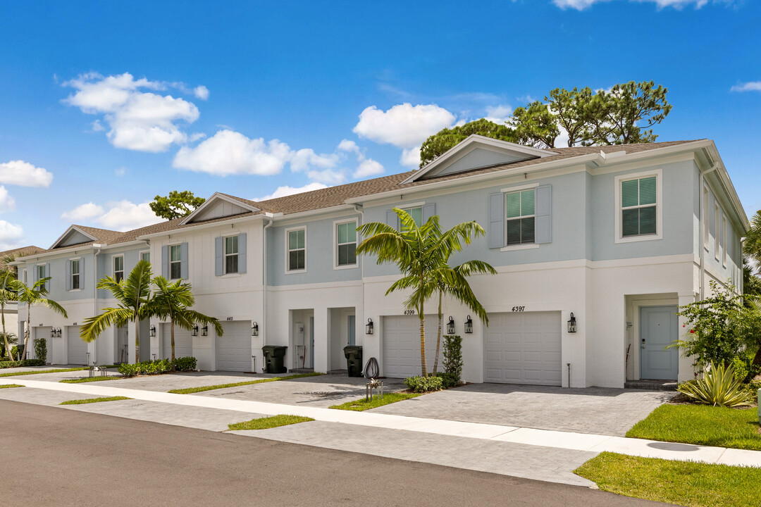 Boatman Hammock in Lake Worth, FL - Building Photo