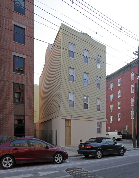 301 Grand St in Hoboken, NJ - Building Photo