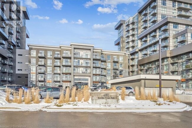 450 Dundas St E