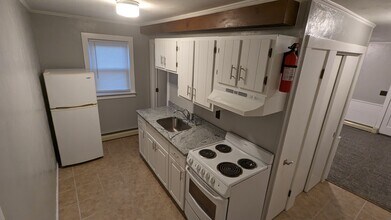 11 Canal St, Unit Apt B in Millbury, MA - Building Photo - Building Photo