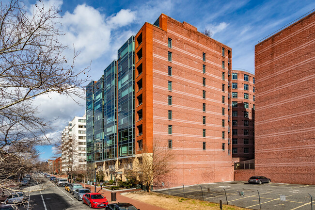 Quincy Court in Washington, DC - Foto de edificio - Building Photo