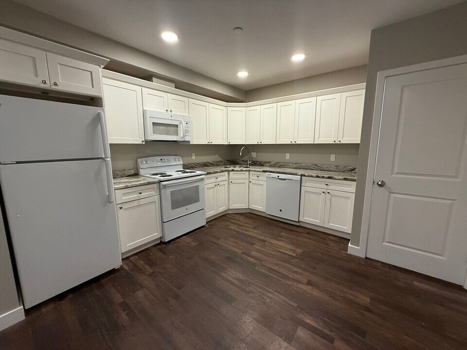 123 Shirley Ave, Unit #204 in Revere, MA - Foto de edificio