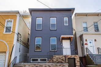 1431 37th St, Unit 2 in North Bergen, NJ - Foto de edificio - Building Photo