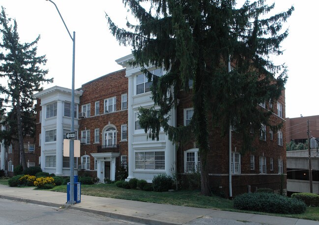 131-133 E 46th St in Kansas City, MO - Foto de edificio - Building Photo