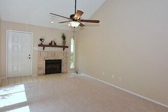 3168 Windchase Blvd in Houston, TX - Foto de edificio - Building Photo